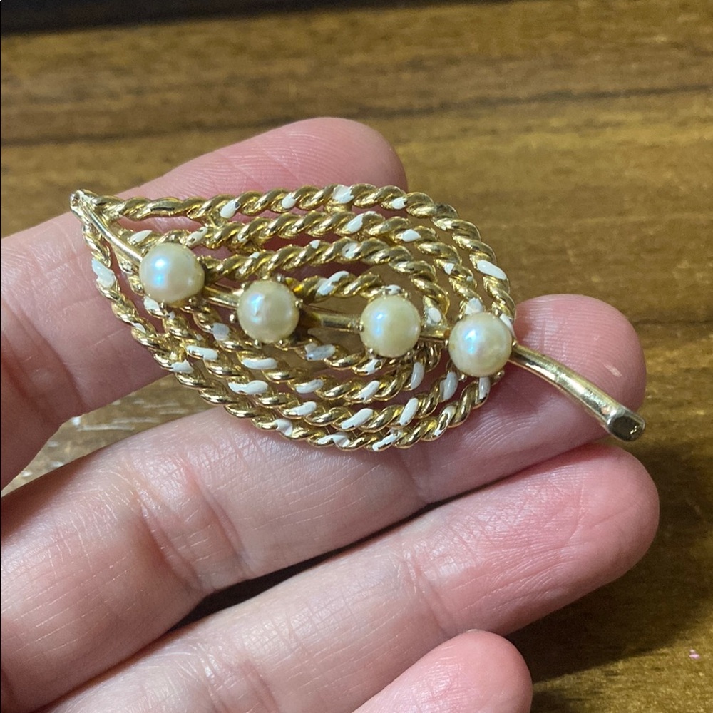 Vintage Elegant Gold Leaf Brooch with Pearls